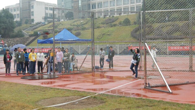 外院13级英语四班郑小凤同学参加女子掷铁饼项目.jpg