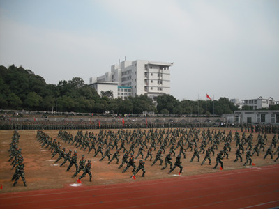 BG电子平台网站新生军训第二次预演之军体拳方阵.jpg