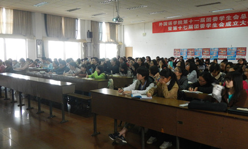 学生会各部门干事以及新生班级代表接受公文培训.jpg